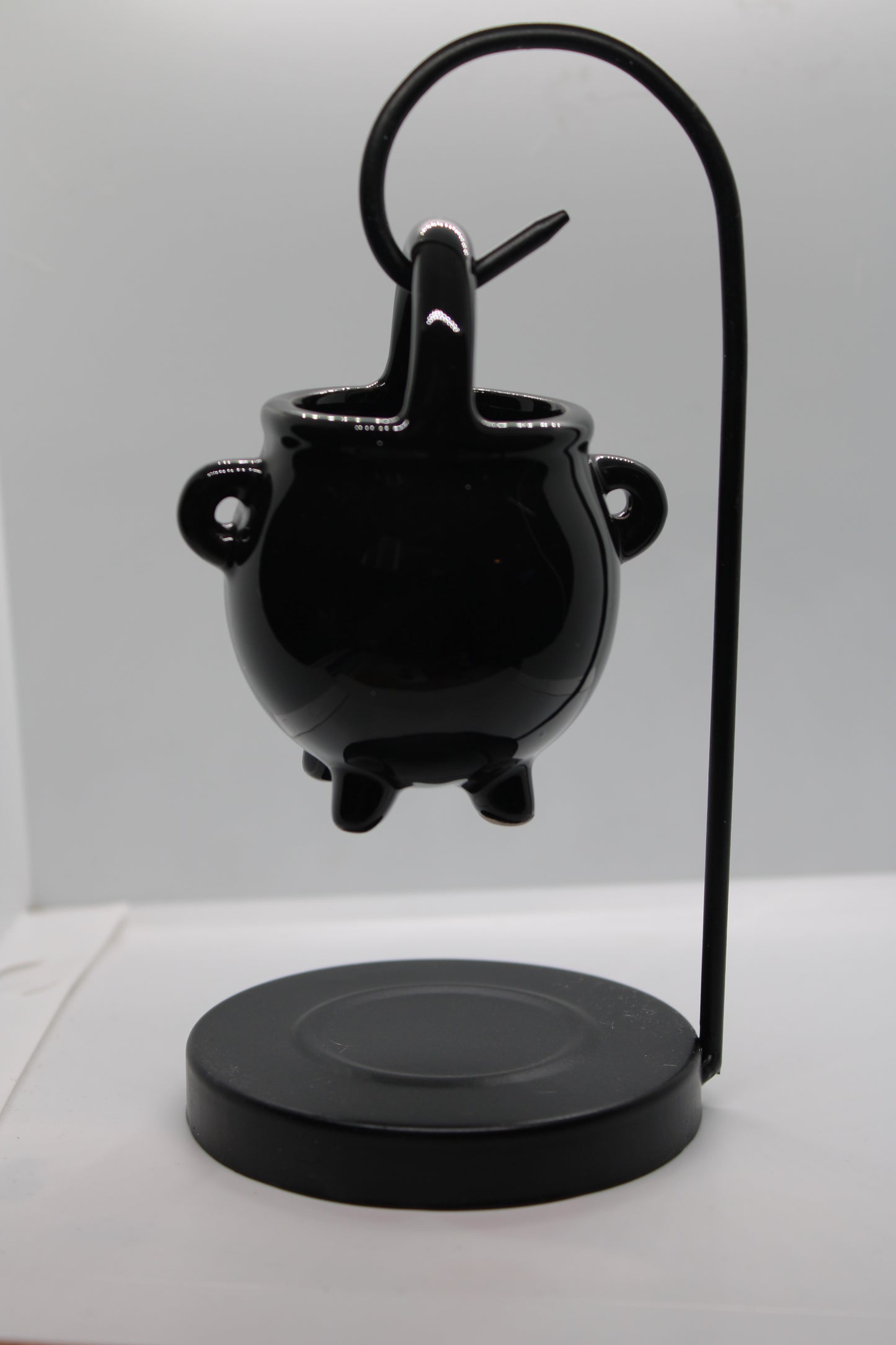 Hanging cauldron burner